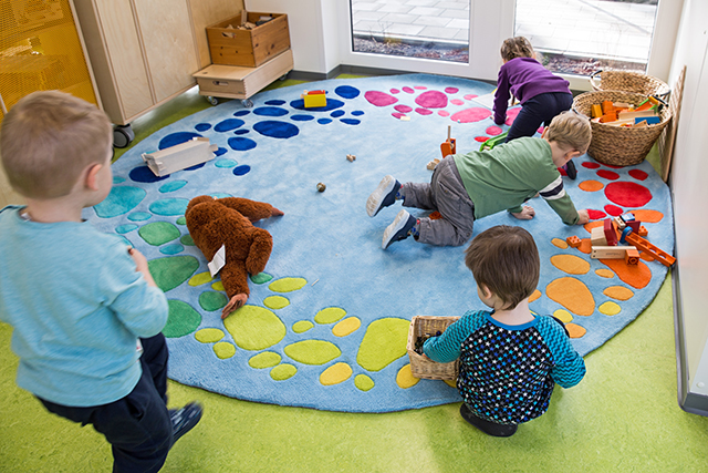 Kinder auf Spielteppich