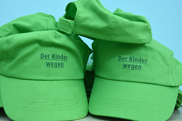 Kinder-Cappies mit Logo Der Kinder wegen