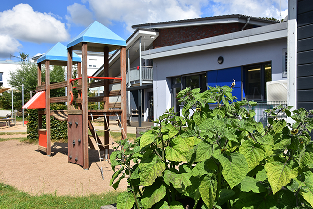 Elegarten mit Hochbeet und Klettergerüst