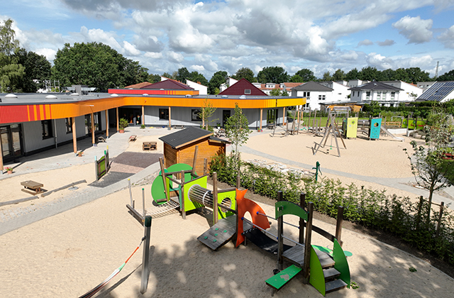 Luftaufnahme Gartenspielgeräte und Kita