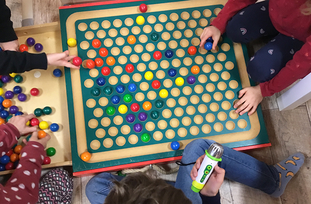 Holzbrettspiel mit Kugeln