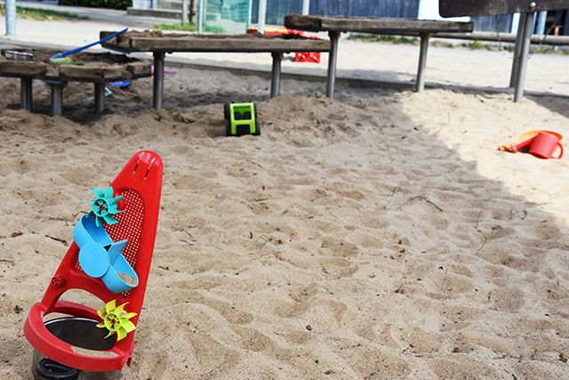 Sandkasten mit Matschstraße
