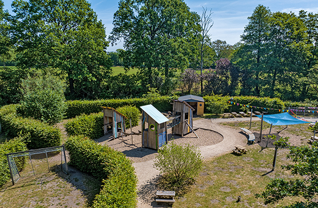 Garten mit unterschiedlichen Spielbereichen